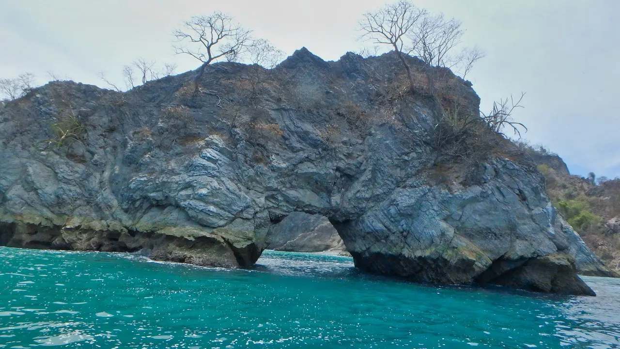 Arco de roca en la costa del Pacífico, Costa Rica